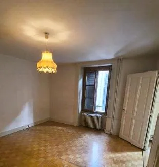 Studio au 1er étage situé aux Pâquis