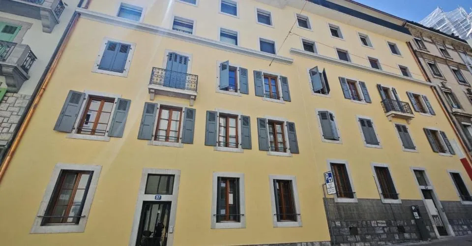 Studio au 1er étage situé aux Pâquis