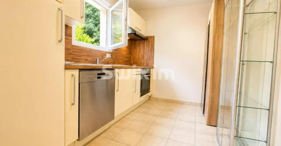 Maison familiale avec jardin, véranda, box et place couverte