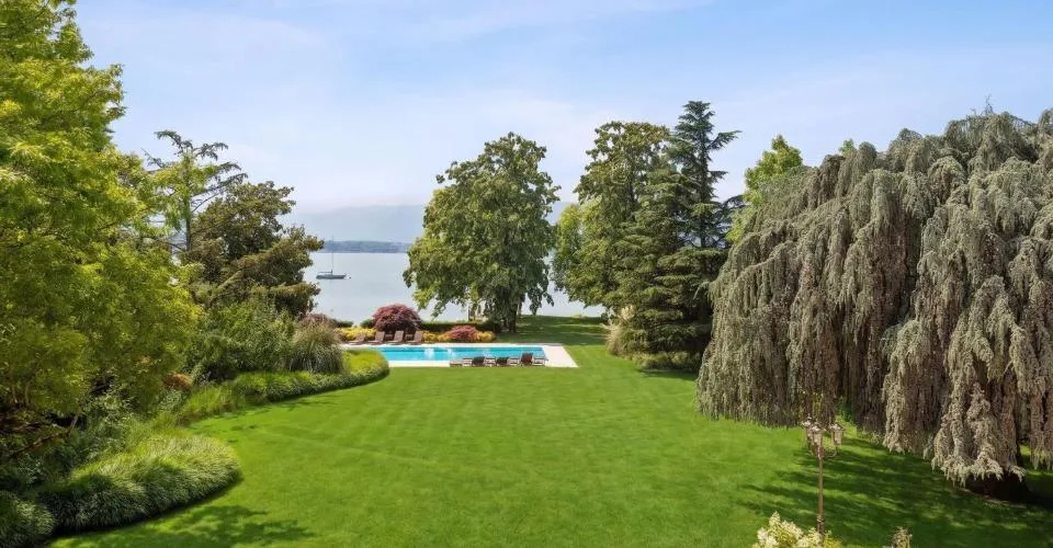 Villa d'exception pieds dans l'eau