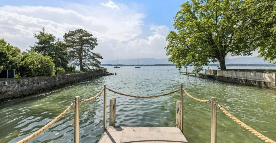 Villa d'exception pieds dans l'eau