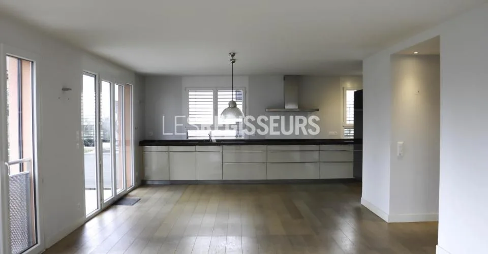 Spacieux appartement de 5 pièces à Perly avec 2 places de parking intérieures
