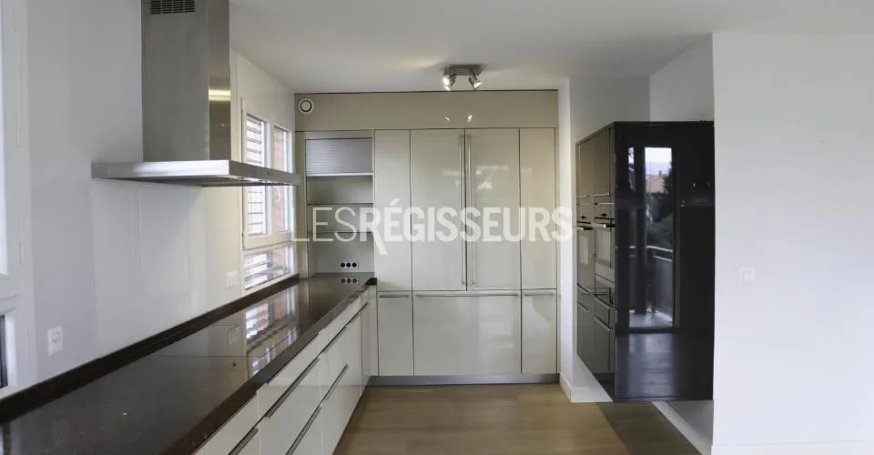 Spacieux appartement de 5 pièces à Perly avec 2 places de parking intérieures