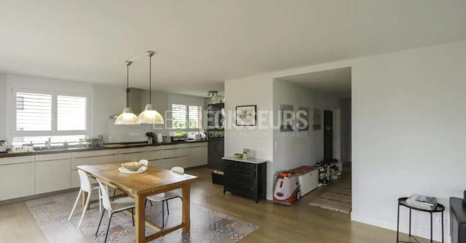 Spacieux appartement de 5 pièces à Perly avec 2 places de parking intérieures
