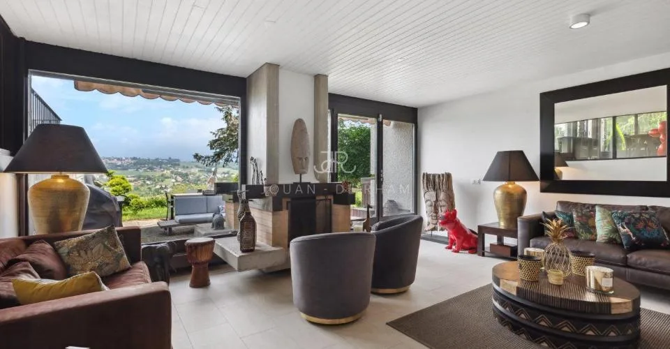 AVULLY: Magnifique maison rénovée avec vue