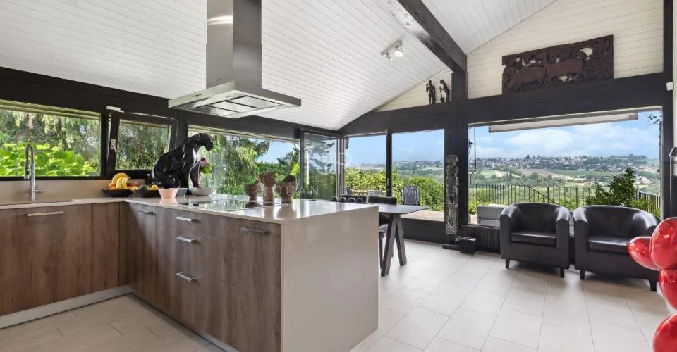 AVULLY: Magnifique maison rénovée avec vue