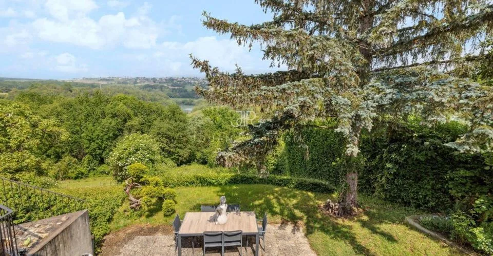 AVULLY: Magnifique maison rénovée avec vue
