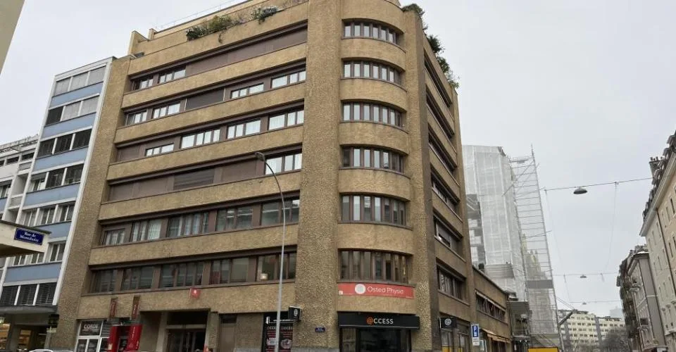 Appartement traversant de 6 pièces au 8ème étage.