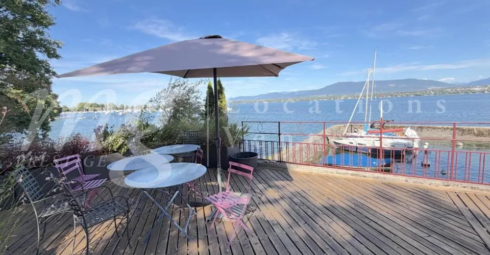PIED DANS L'EAU !!!! TRES BELLE MAISON RENOVEE AVEC LARGE TERRASSE - VUE LAC, PONTON ET PLACE BATEAU