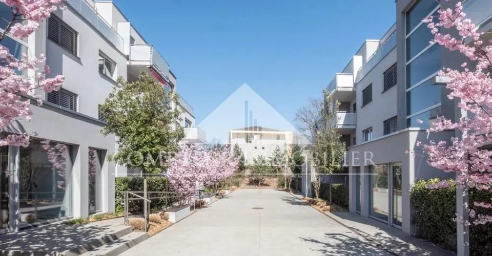 Bel appartement dans un immeuble de prestige au centre du village de V