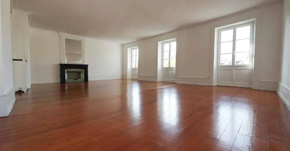 Appartement de 135m2 Place du Marché 10