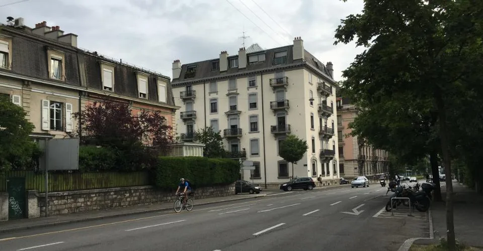 Bel appartement de 3 pièces avec chambrette et balcon au 5ème étage. 95 m2 environ.