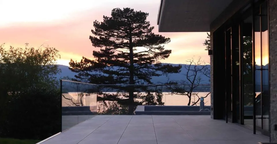 VILLA CONTEMPORAINE TERRASSEE - VUE LAC A DEUX PAS DE LA PLAGE