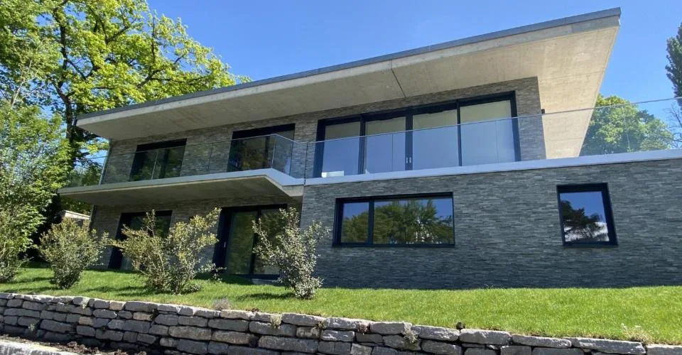 VILLA CONTEMPORAINE TERRASSEE - VUE LAC A DEUX PAS DE LA PLAGE