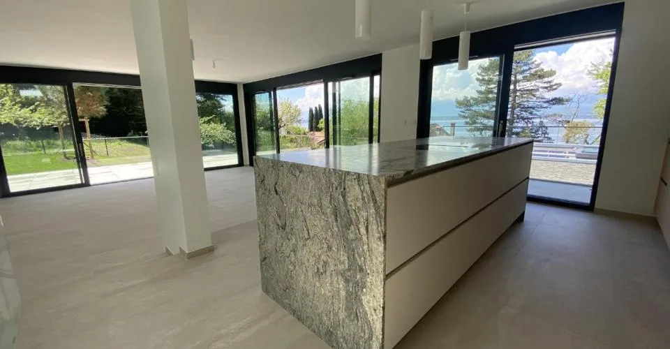 VILLA CONTEMPORAINE TERRASSEE - VUE LAC A DEUX PAS DE LA PLAGE