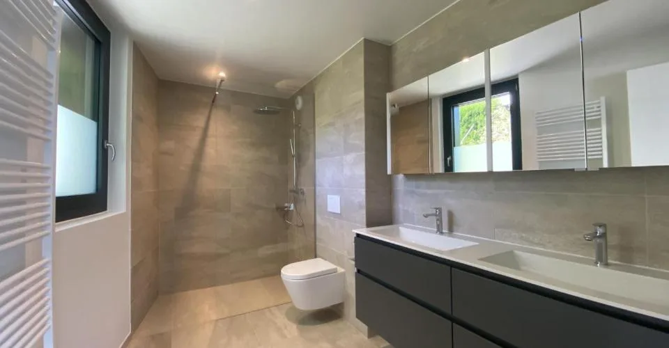 VILLA CONTEMPORAINE TERRASSEE - VUE LAC A DEUX PAS DE LA PLAGE