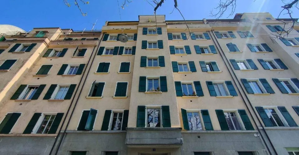 Bel appartement de 5 pièces au dernier étage d'un charmant immeuble