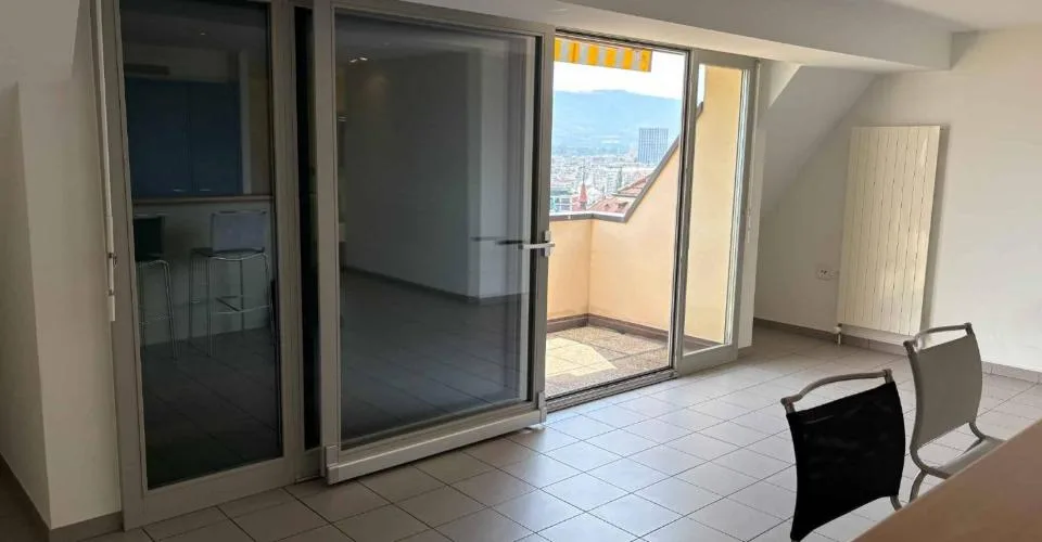 Bel appartement de 5 pièces au dernier étage d'un charmant immeuble