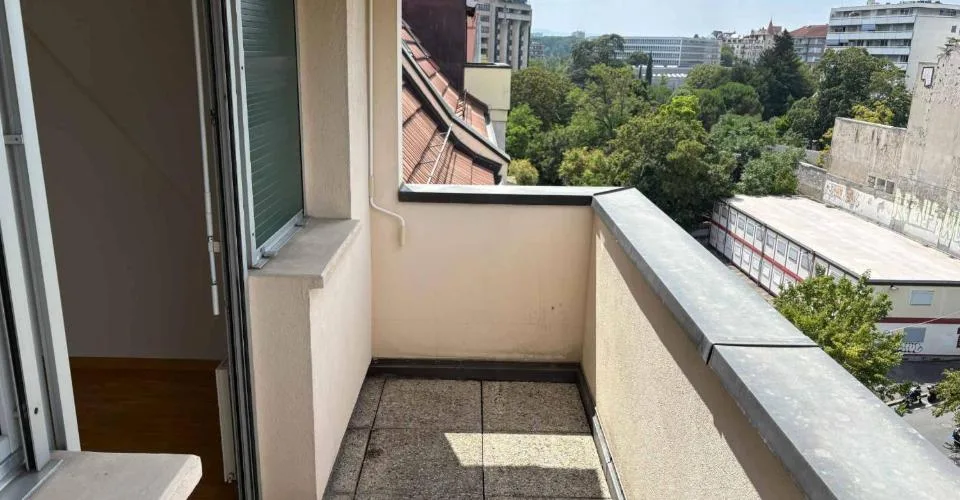Bel appartement de 5 pièces au dernier étage d'un charmant immeuble