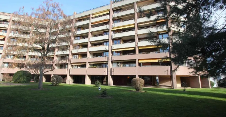 Superbe Appartement de 6 Pièces en Attique – Quartier des Nations