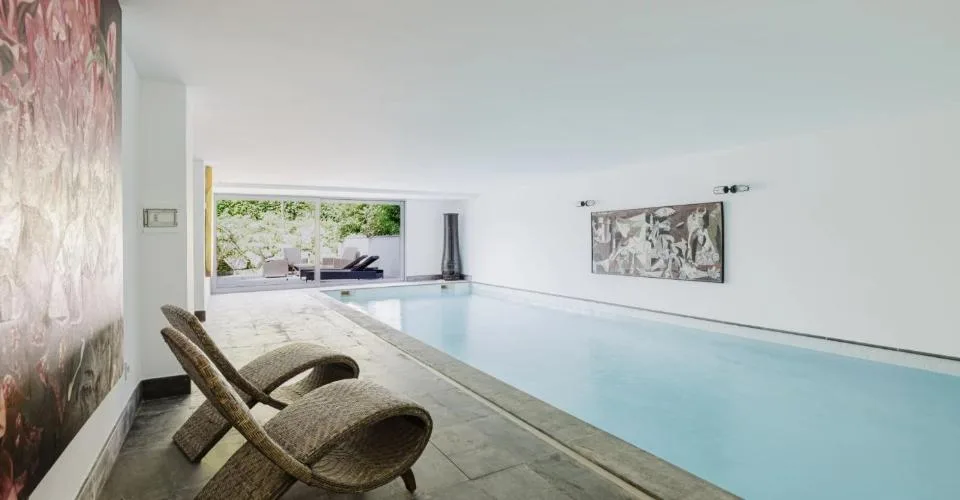 Elégante maison meublée de 10 pièces avec piscine intérieure – Foto 2 von 2