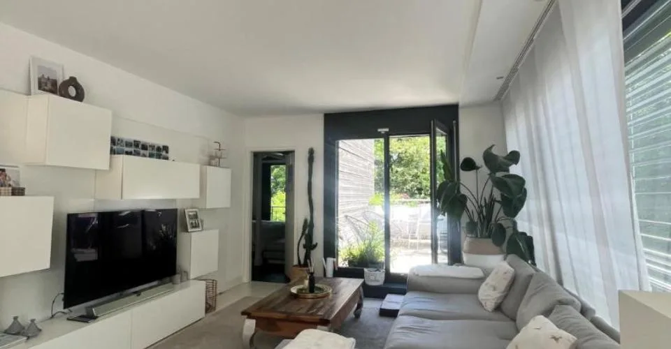 Moderne appartement à Versoix avec terrasse et jardin