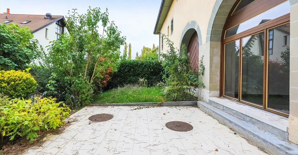 SUPERBE TRIPLEX AVEC JARDINET DE 6 PIECES