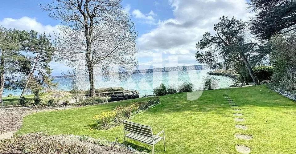 Propriété d'Exception en Bord de Lac avec Ponton Privé