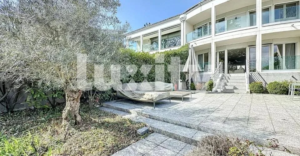 Propriété d'Exception en Bord de Lac avec Ponton Privé