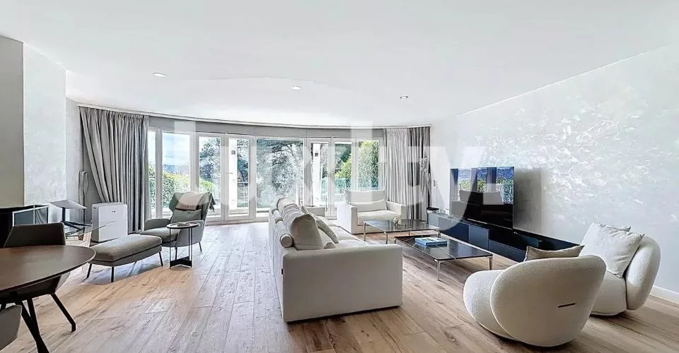 Propriété d'Exception en Bord de Lac avec Ponton Privé