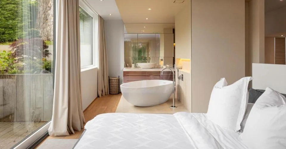 Magnifique villa contemporaine meublée pieds-dans-l'eau