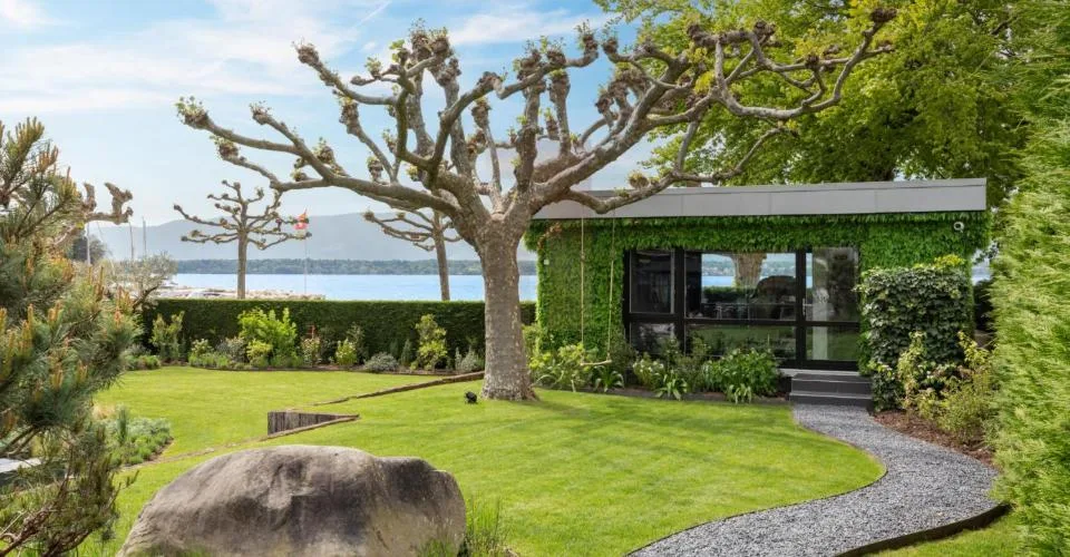 Magnifique villa contemporaine meublée pieds-dans-l'eau