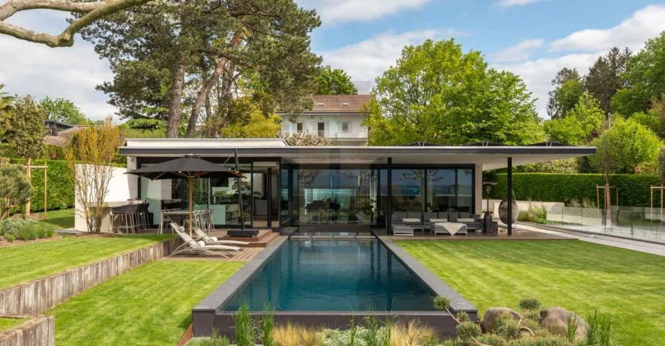 Magnifique villa contemporaine meublée pieds-dans-l'eau