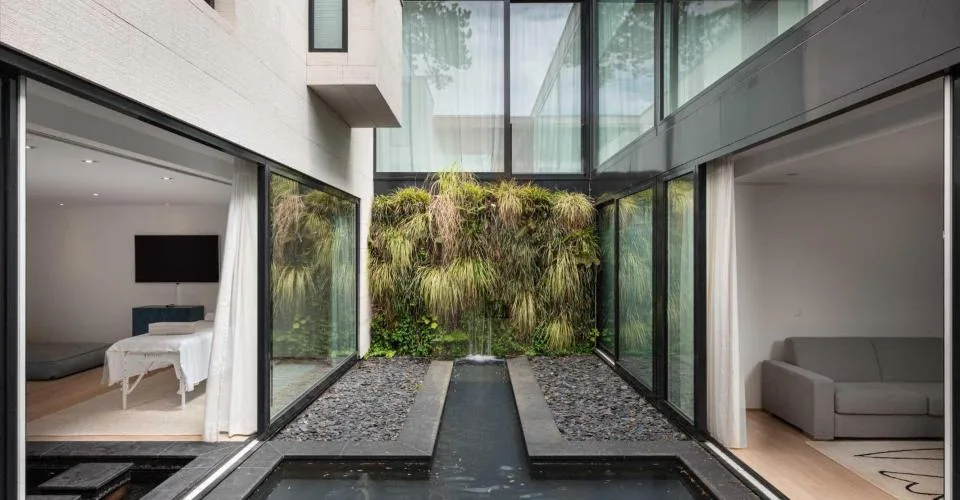 Magnifique villa contemporaine meublée pieds-dans-l'eau