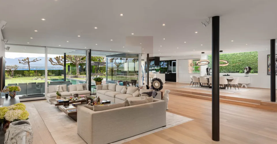 Magnifique villa contemporaine meublée pieds-dans-l'eau