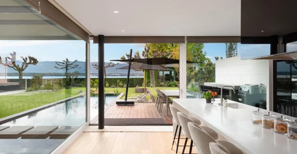 Magnifique villa contemporaine meublée pieds-dans-l'eau
