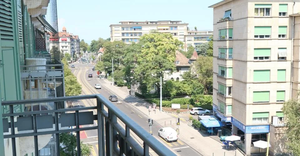Joli appartement traversant proche des Organisations internationales