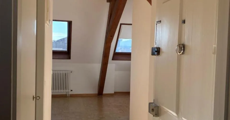 Joli appartement situé dans le quartier des Eaux-Vives, à deux