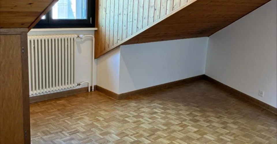 Appartement mansardé et rénové avec 3 chambres – Rue de Tronchin 26