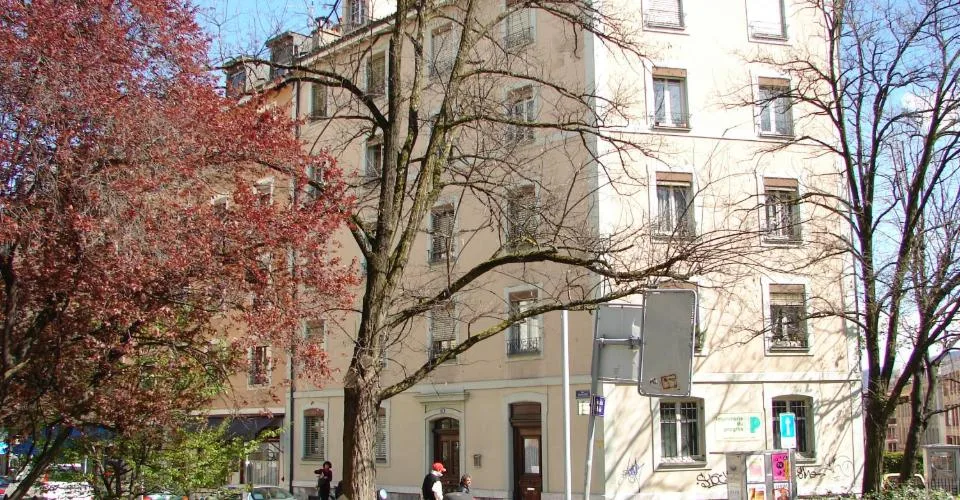 Appartement mansardé et rénové avec 3 chambres – Rue de Tronchin 26