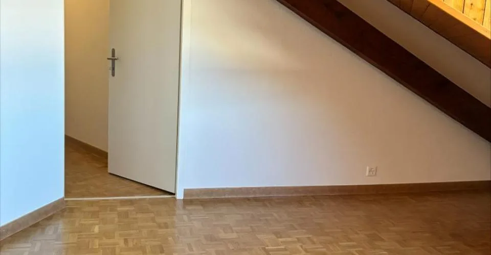 Appartement mansardé et rénové avec 3 chambres – Rue de Tronchin 26