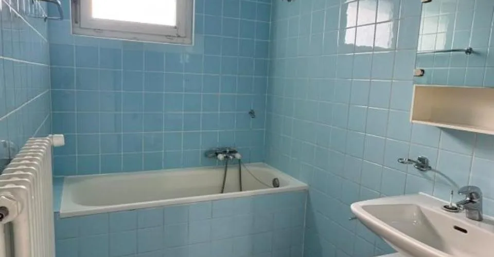 Joli 3 pièces en attique avec magnifique terrasse entourant l'appartement et accessible depuis toutes les pièces. Cuisine entièrement agencée et équipée, dressing. Réfection des peintures du logement en cours.