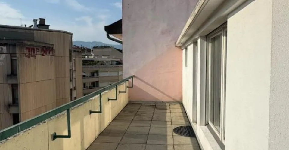 Joli 3 pièces en attique avec magnifique terrasse entourant l'appartement et accessible depuis toutes les pièces. Cuisine entièrement agencée et équipée, dressing. Réfection des peintures du logement en cours.