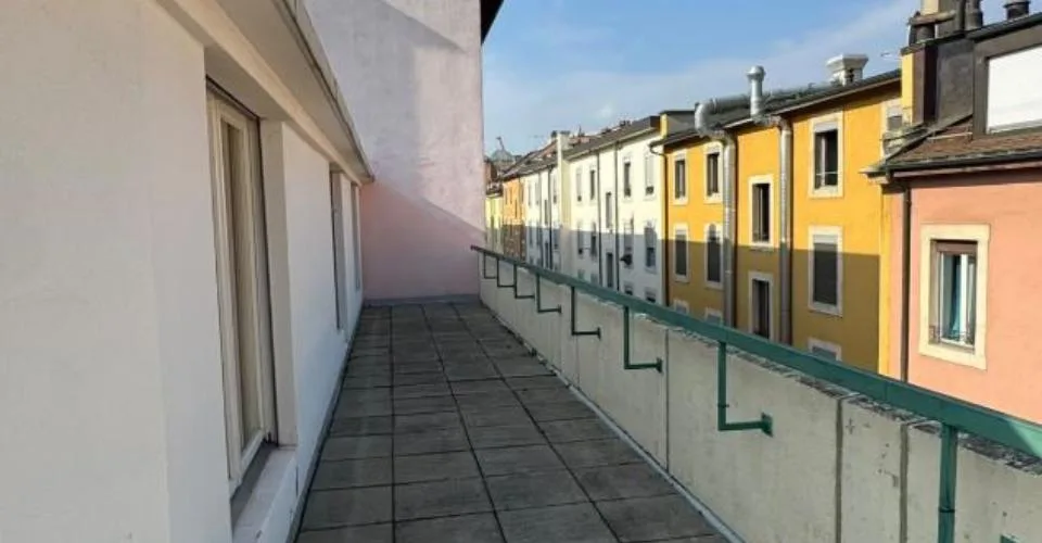 Joli 3 pièces en attique avec magnifique terrasse entourant l'appartement et accessible depuis toutes les pièces. Cuisine entièrement agencée et équipée, dressing. Réfection des peintures du logement en cours.