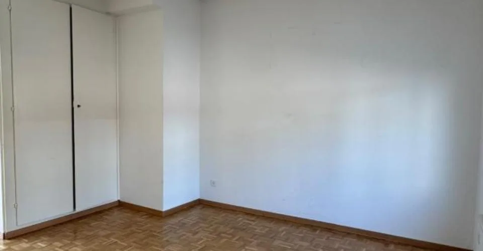 Joli 3 pièces en attique avec magnifique terrasse entourant l'appartement et accessible depuis toutes les pièces. Cuisine entièrement agencée et équipée, dressing. Réfection des peintures du logement en cours.