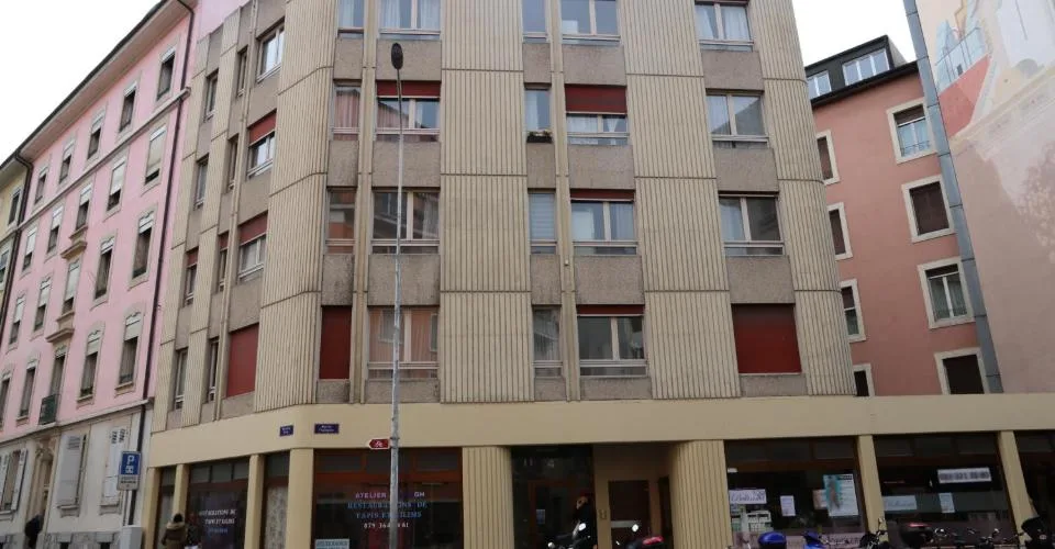 Joli 3 pièces en attique avec magnifique terrasse entourant l'appartement et accessible depuis toutes les pièces. Cuisine entièrement agencée et équipée, dressing. Réfection des peintures du logement en cours.