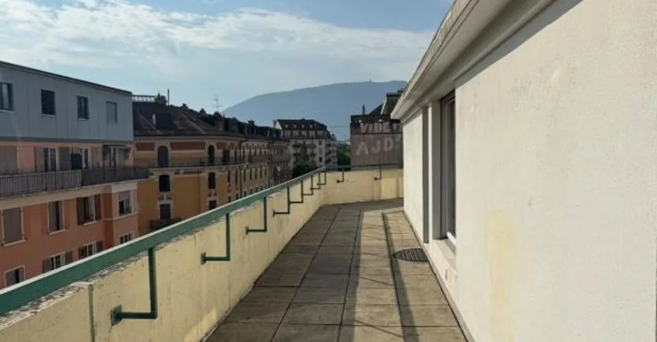 Joli 3 pièces en attique avec magnifique terrasse entourant l'appartement et accessible depuis toutes les pièces. Cuisine entièrement agencée et équipée, dressing. Réfection des peintures du logement en cours.