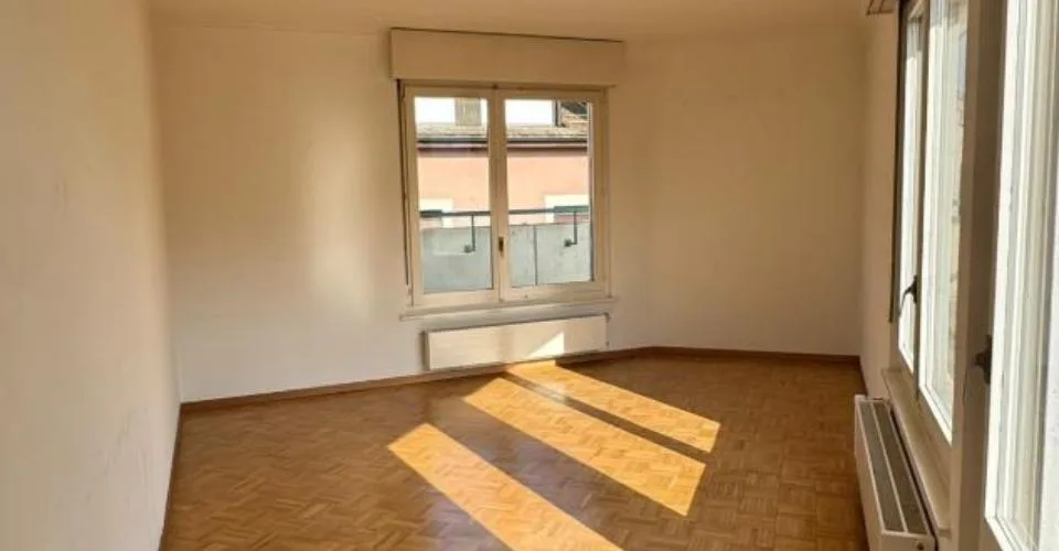 Joli 3 pièces en attique avec magnifique terrasse entourant l'appartement et accessible depuis toutes les pièces. Cuisine entièrement agencée et équipée, dressing. Réfection des peintures du logement en cours.