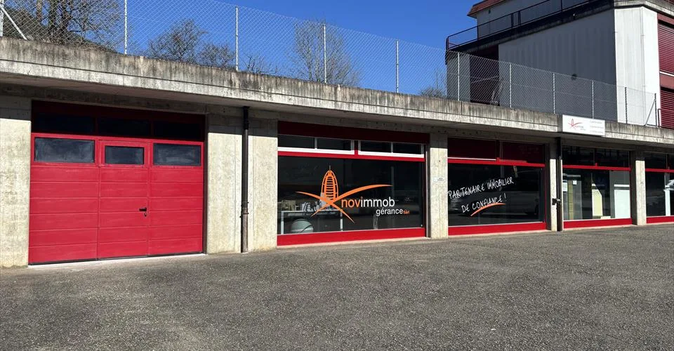 A louer à Moutier, idéalement situés, bureaux avec dépôt, exposition, vitrines, places de parking