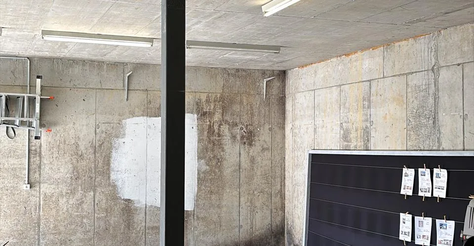A louer à Moutier, idéalement situés, bureaux avec dépôt, exposition, vitrines, places de parking